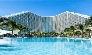 Hồ bơi ngoài trời ở The Empyrean Cam Ranh resort.
