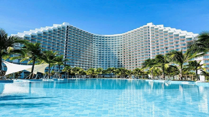 Hồ bơi ngoài trời ở The Empyrean Cam Ranh resort.