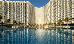 Hồ bơi ngoài trời ở The Empyrean Cam Ranh resort.