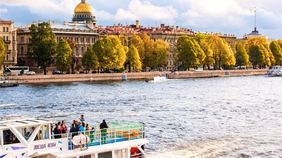 Du thuyền dọc sông Neva