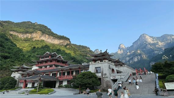 Quan cảnh Trương Gia Giới.