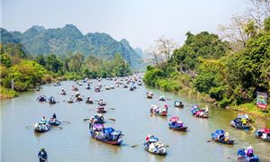 Ngồi Thuyền Đến Chùa Hương