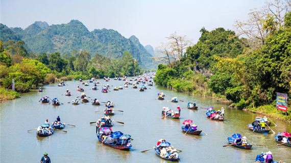 Ngồi Thuyền Đến Chùa Hương