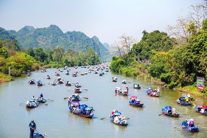 Ngồi Thuyền Đến Chùa Hương