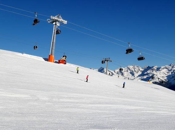 Trượt tuyết ở chân núi Kiệu Tử.