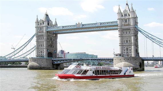 Du thuyền trên sông Thames