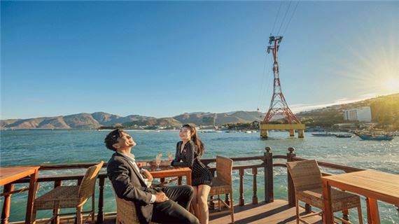 Du Thuyền Emperor Cruises 5 sao Nha Trang.