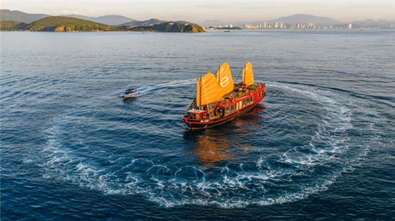 Du Thuyền Emperor Cruises 5 sao Nha Trang.