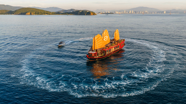 Du Thuyền Emperor Cruises 5 sao Nha Trang.