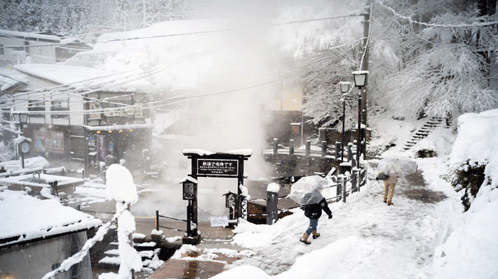 Suối nước nóng tự nhiên ở Nozawa Onsen.