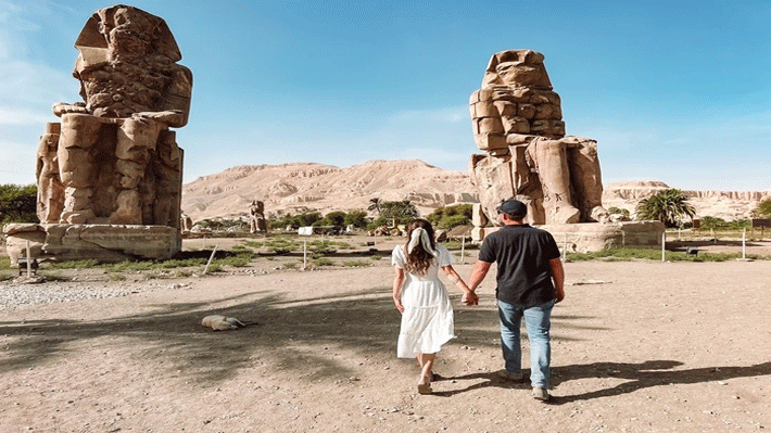 Bức tượng đá khổng lồ của Memnon.