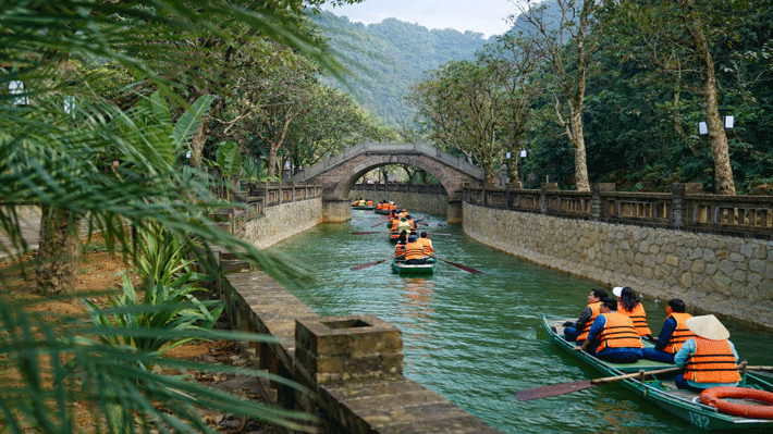 Ngồi thuyền tham quan Thung Ui