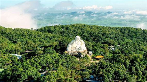 Tượng Phật Di Lặc trên Núi Cấm.