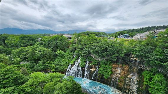 ●	Thác râu trắng Shirahige.