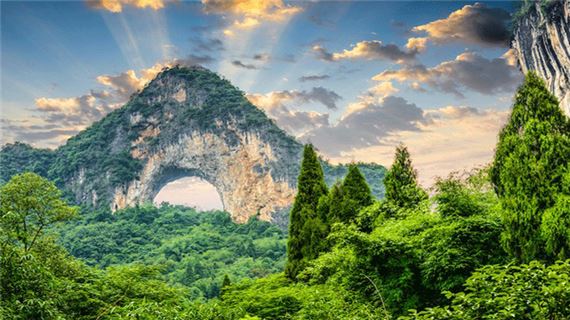 Núi Mặt Trăng