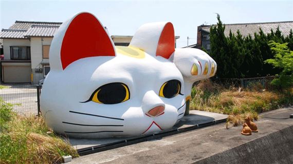 Tượng mèo may mắn Maneki-neko khổng lồ - Biểu tượng đặc trưng của thành phố Tokoname.