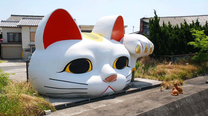 Tượng mèo may mắn Maneki-neko khổng lồ - Biểu tượng đặc trưng của thành phố Tokoname.
