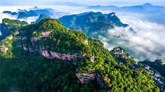 Quan cảnh trên núi Tề Vân.