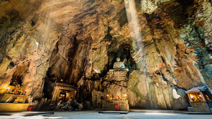 Động Hoa Nghiêm ở Ngũ Hành Sơn.
