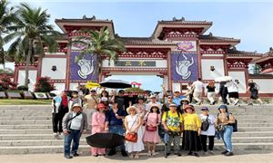 Đoàn tham quan đảo Hải Nam.