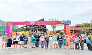 Đoàn tham quan đảo Hải Nam.