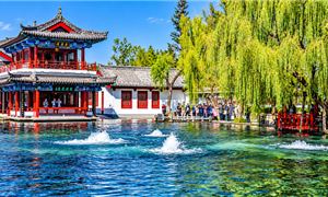 Suối Bách Mạch trong cổ trấn Minh Thủy.